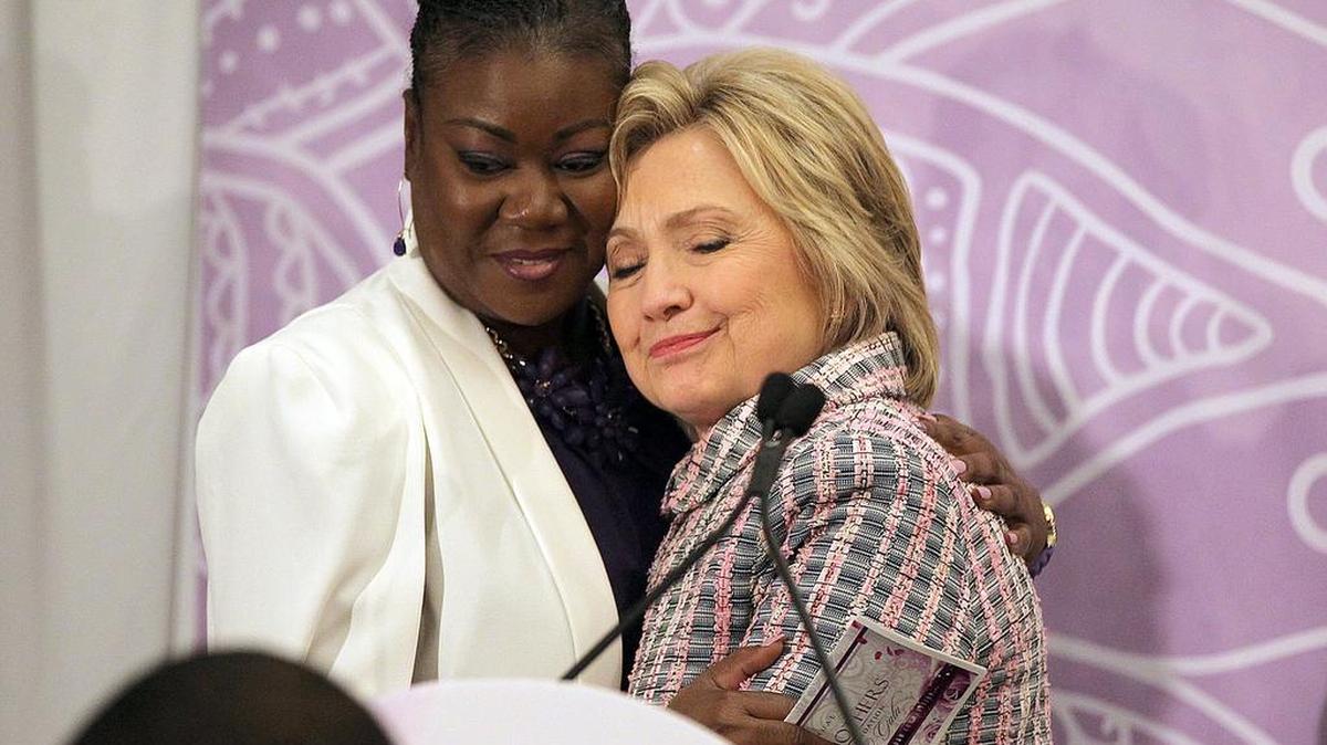 Hillary Clinton abraza a Sybrina Fulton, madre de Trayvon Martin, después de hablar en la gala de la Fundación Trayvon Martin en Fort Lauderdale, el sábado 21 de mayo, de 2016.