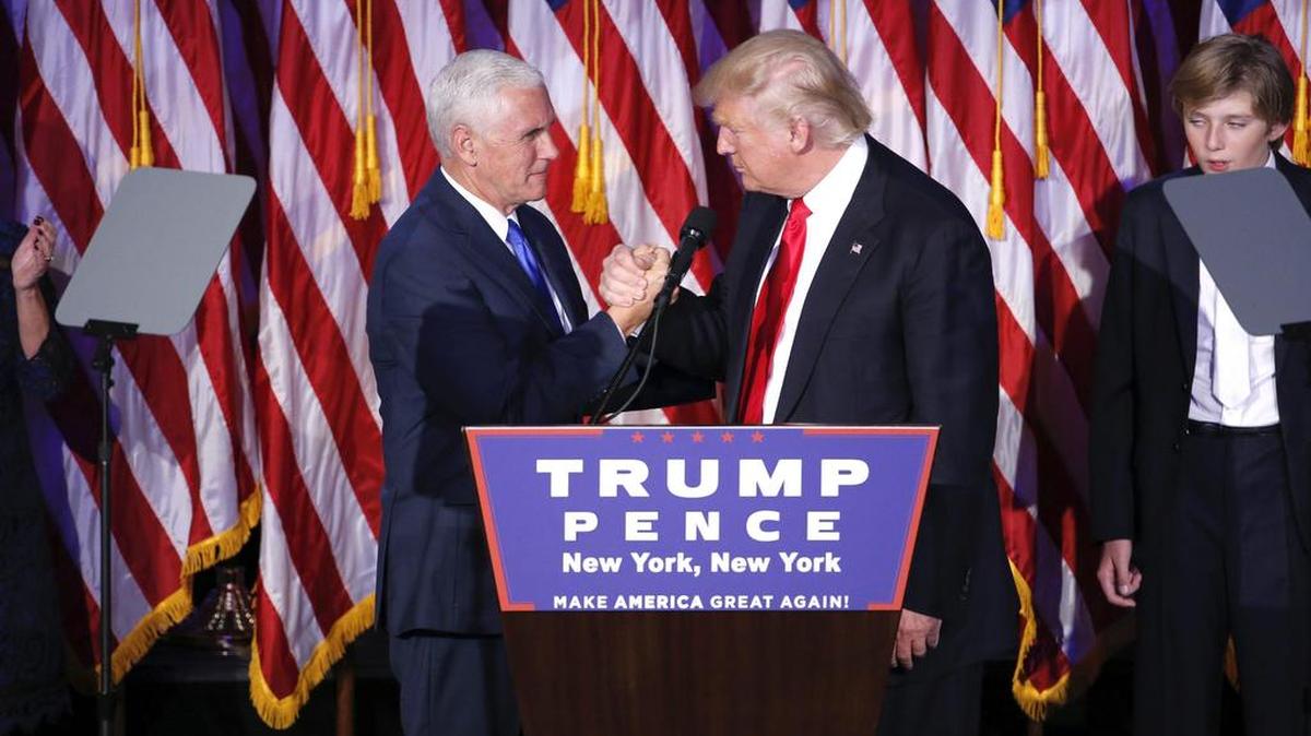 ARCHIVO: El candidato republicano a la Presidencia, Donald Trump (derecha), estrecha la mano a su número dos, Mike Pence, mientras se presenta ante sus simpatizantes durante la fiesta electoral organizada en el New York Hilton Midtown de Nueva York en Estados Unidos en la noche del 8 de noviembre de 2016.