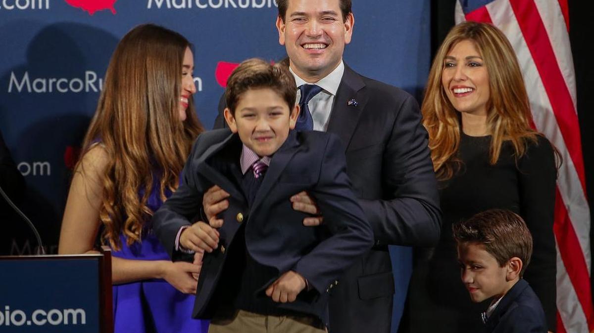 El senador de origen cubano, Marco Rubio festeja junto a su familia en South Carolina tras alcanzar el segundo puesto en las primarias.
