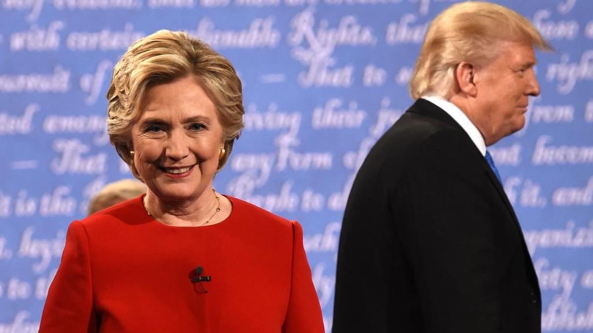 La candidata demócrata a la Presidencia de Estados Unidos Hillary Clinton (i) y el candidato republicano, Donald Trump tras el primer debate de aspirantes a la Casa Blanca el lunes 26 de septiembre de 2016, en la Universidad Hosfra de Hempstead, Nueva York.