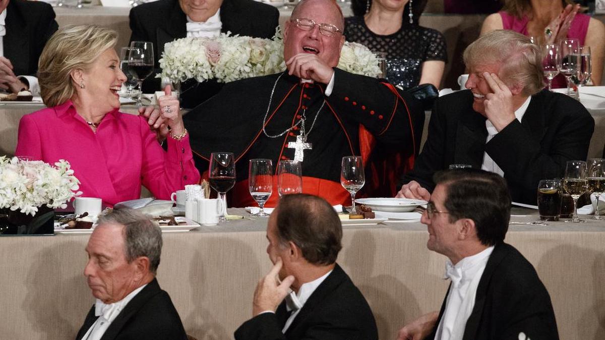 Los candidatos presidenciales Hillary Clinton y Donald Trump se ríe conn el cadenal Timothy Dolan, Arzobispo de Nueva York.