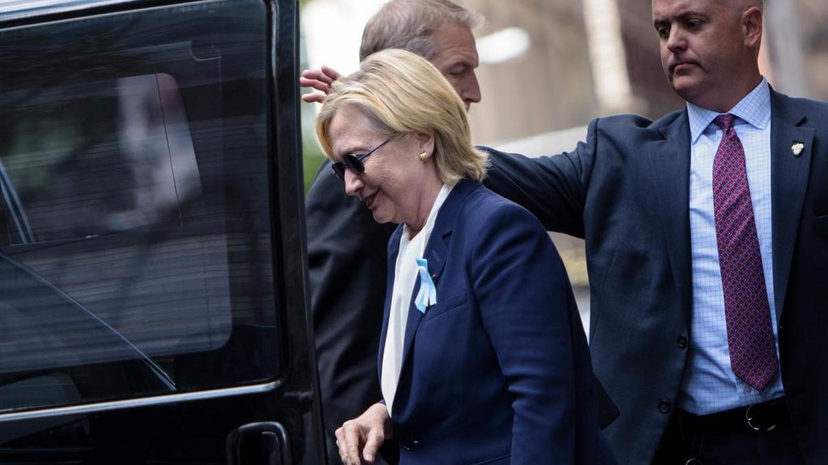 La candidata presidencial demócrata Hillary Clinton sube a una camioneta después de salir del apartamento de su hija el domingo 11 de septiembre, en Nueva York.