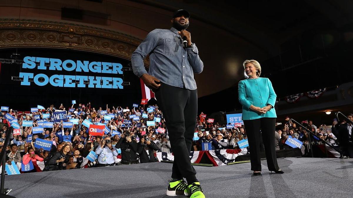 LeBron James habla durante un evento de campaña en el auditorio público de Cleveland el 6 de noviembre de 2016, en Cleveland, Ohio.