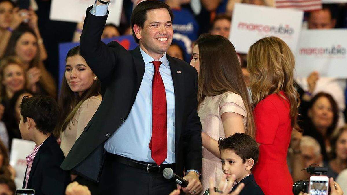 El senador de la Florida Marco Rubio saluda a sus seguidores reunidos el martes en Tropical Park en Miami. Rubio ganó las primarias de Minnesota para su única victoria el "supermartes".