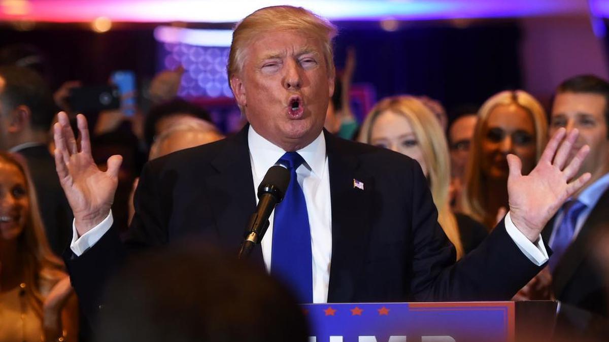 El magnate Donald Trump habla con la prensa tras su victoria en Nueva York.