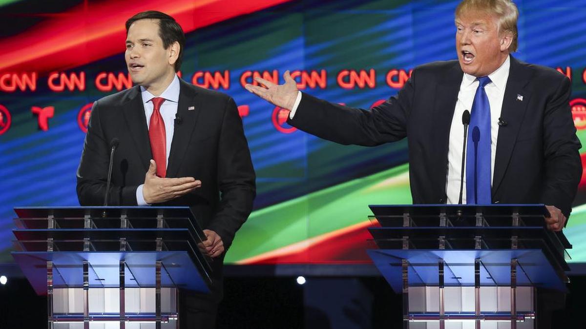 El aspirante a candidato presidencial por el partido republicano Donald Trump (dcha) y su contrincante Marco Rubio (izda) asisten al décimo debate televisado entre aspirantes republicanos a la Casa Blanca, celebrado ayer, 25 de febrero de 2016, en Houston (Texas) y organizado por CNN y Telemundo.