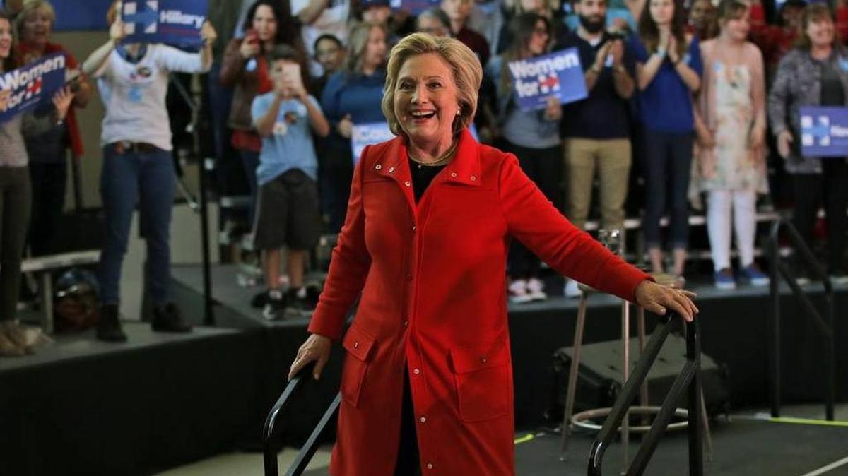 La precandidata demócrata Hillary Clinton se prepara para dar un discurso en Reno, Nevada, el lunes 15 de febrero.
