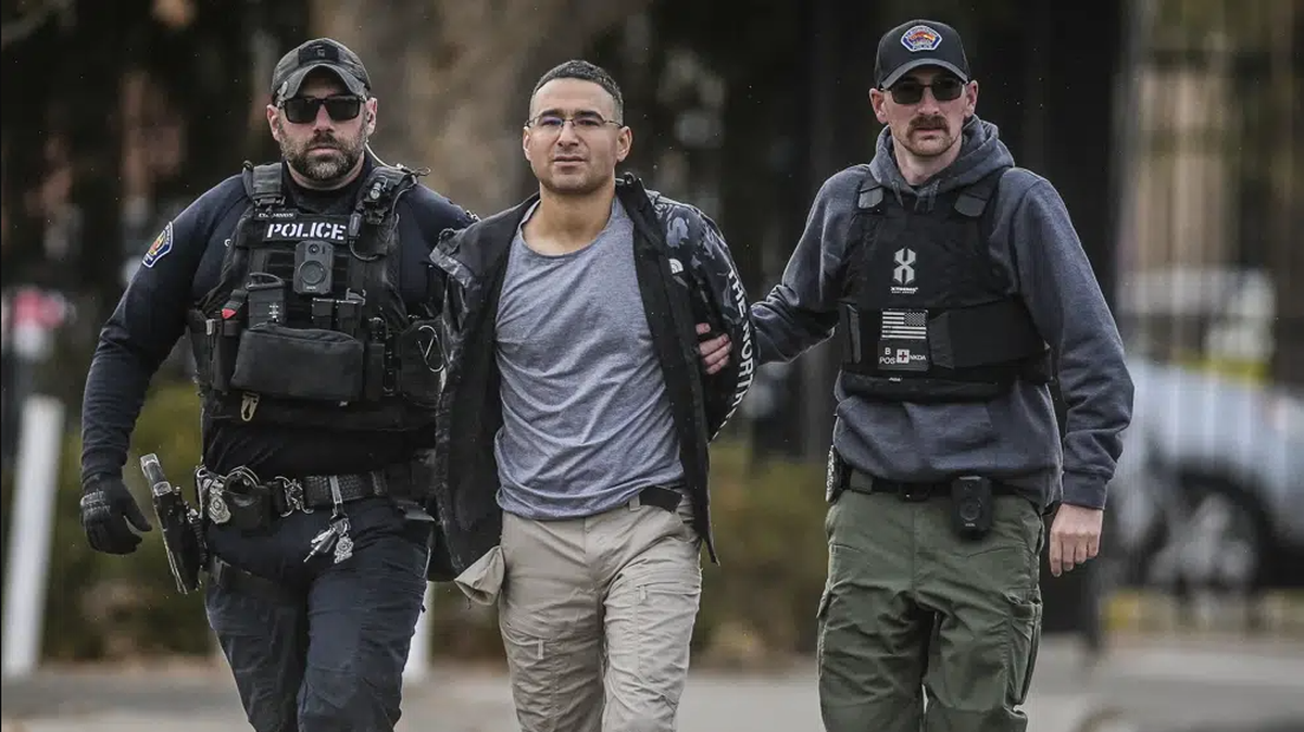 Solomon Peña, centro, un candidato republicano para el Distrito 14 de la Cámara de Representantes de Nuevo México, es detenido por oficiales de policía de Albuquerque, el lunes 16 de enero de 2023, en el suroeste de Albuquerque, N.M. Peña fue arrestado en relación con una serie reciente tiroteos contra legisladores demócratas en Nuevo México. (Roberto E. Rosales/The Albuquerque Journal vía AP)