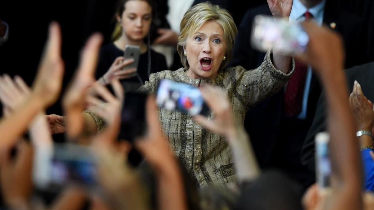 Clinton tiene una ventaja de 53,5% contra 41% sobre su rival Bernie Sanders.