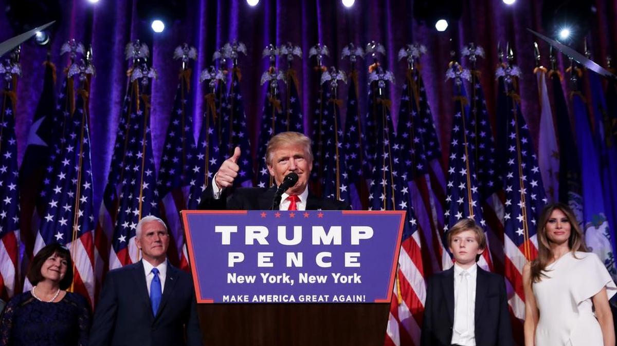 El presidente electo Donald Trump da un discurso acompañado de su familia y el vicepresidente electo Mike Pence, tras ganar las elecciones el miércoles, en Nueva York.
