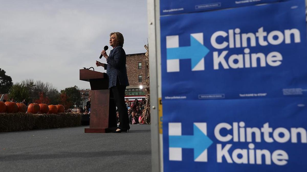 La candidata presidencial demócrata Hillary Clinton se dirige a sus seguidores el viernes en Cedar Rapids, Iowa.