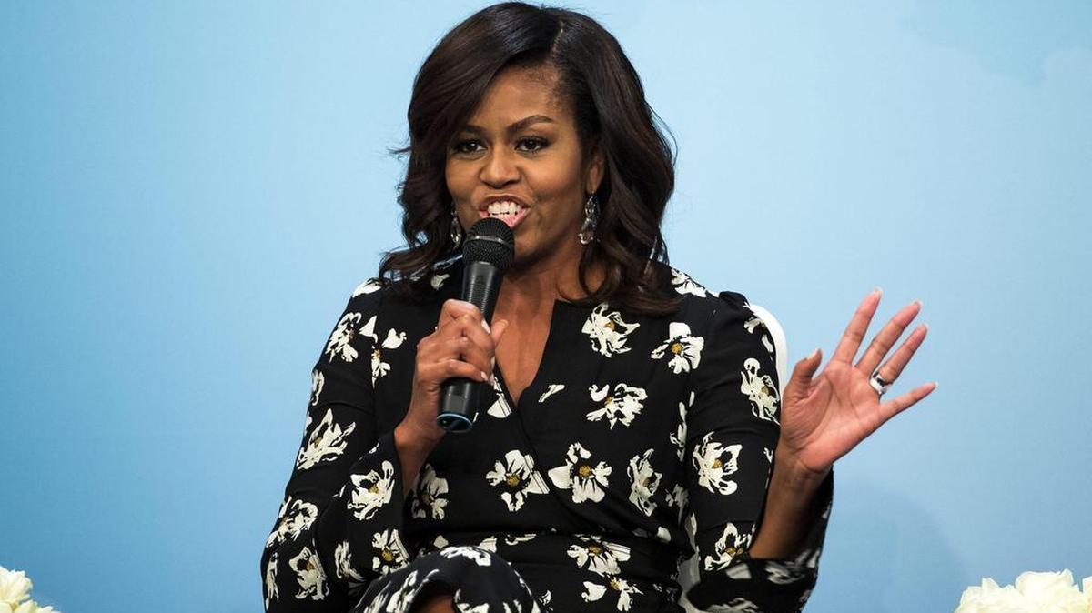 La primera dama estadounidense, Michelle Obama, participa en una conversación digital por Skype llamada 'Un futuro más brillante: una conversación global sobre la educación de las niñas" en el Newseum de Washington DC (Estados Unidos) el 11 de octubre de 2016.
