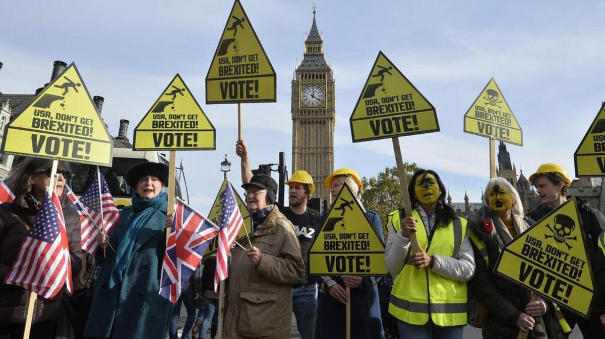 Manifestantes muestran pancartas durante una protesta que insta a los ciudadanos estadounidenses a votar en las elecciones presidenciales de Estados Unidos en Parliament Square, en Londres, Reino Unido, hoy, 3 de noviembre de 2016. Estados Unidos elegirá nuevo presidente el próximo 8 de noviembre.