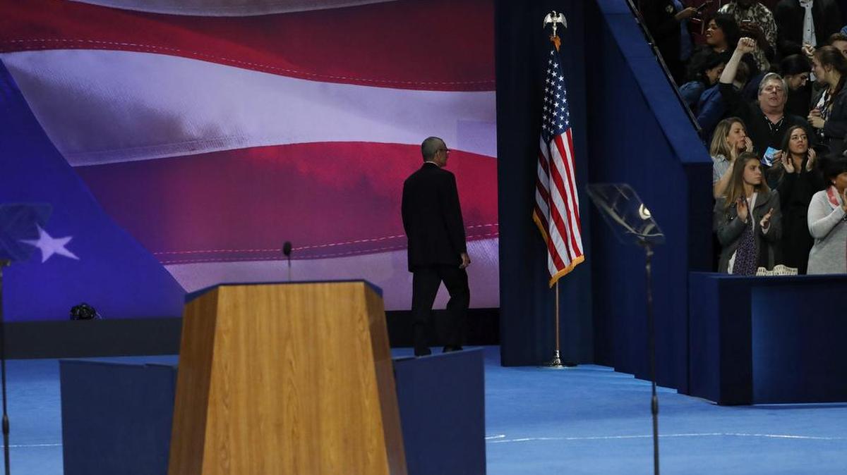 El jefe de campaña de Hillary Clinton, John Podesta, abandona el escenario tras pedir a todo el mundo que vuelva a casa mientras continúa el recuento de votos en la fiesta electoral organizada por la candidatura demócrata en el Centro de Convenciones Jacob K. Javits de Nueva York (Estados Unidos) en la noche del 8 de noviembre de 2016.