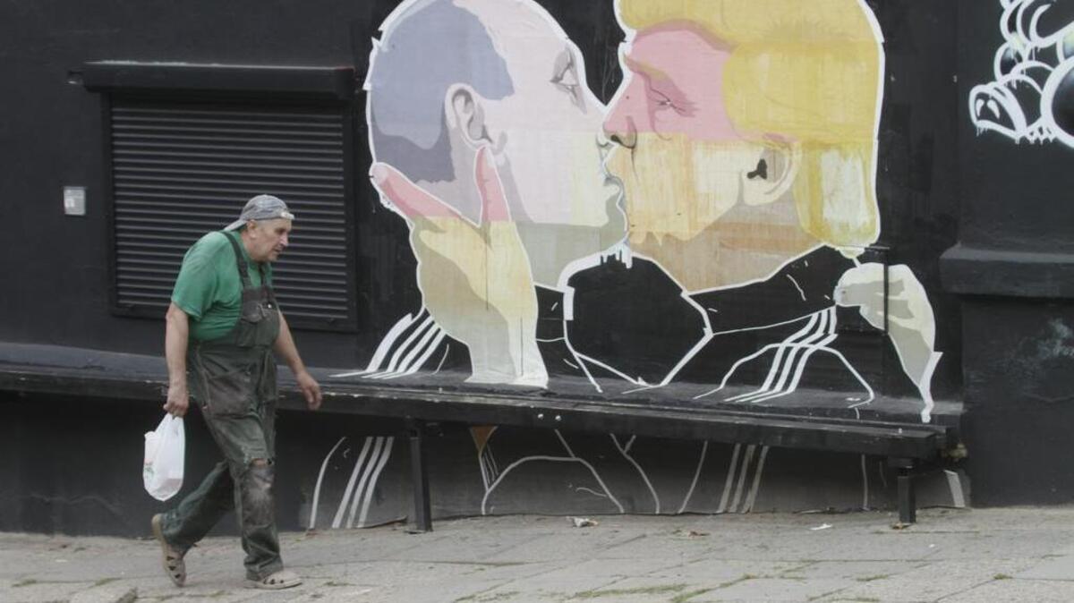 Vista de un mural de grafiti del artista lituano Mindaugas Bonanu hoy, jueves 4 de agosto de 2016, que representa al candidato presidencial republicano de EEUU.