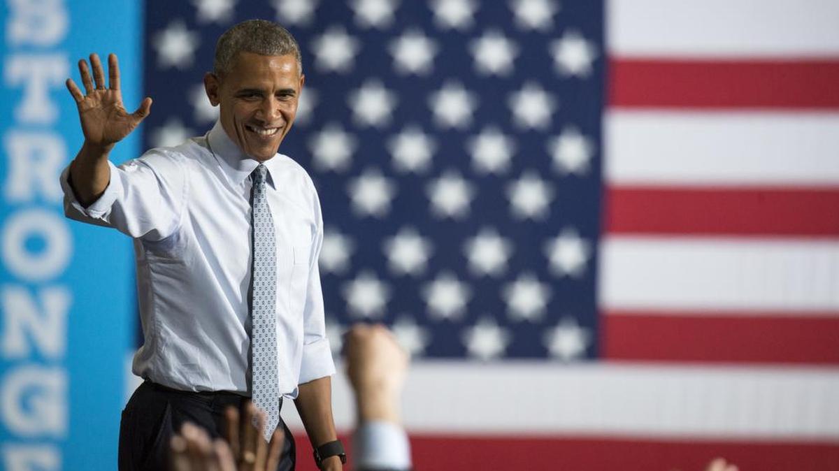 El presidente Barack Obama saluda a la audiencia durante un acto de campaña a favor de Hillary Clinton el martes, en Columbus, Ohio.