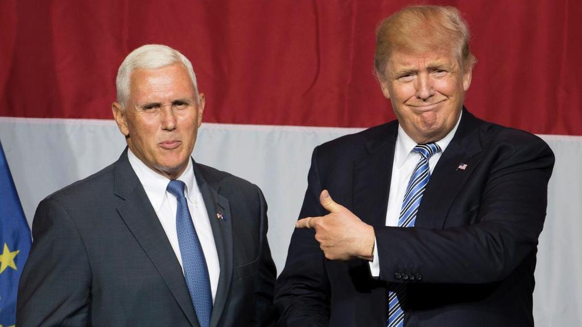 Donald Trump junto al gobernador de Indiana, Mike Pence.