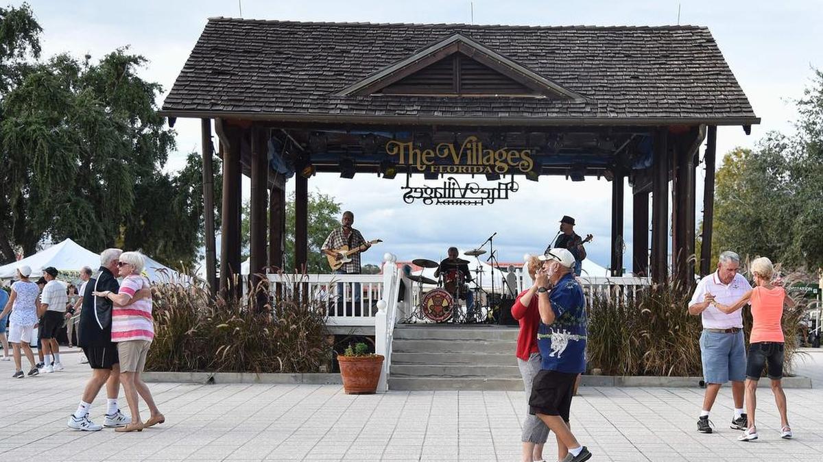 Esta foto de archivo tomada el 4 de octubre, el año 2016 muestra residentes bailando en la plaza de la comunidad de retiro The Villages, en las afueras de Orlando, Florida. The Villages, tiene más de 150,000 habitantes y podría inclinar la balanza a favor de Donald Trump en Florida.