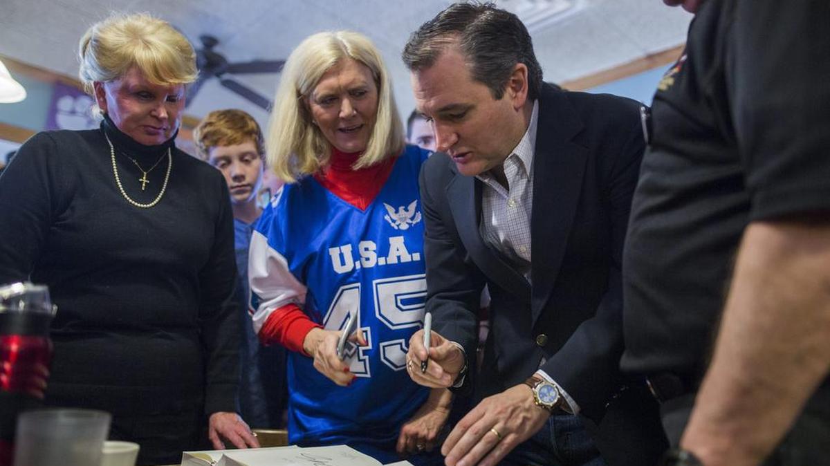 El aspirante a candidato presidencial republicano Ted Cruz durante un acto electoral en Seneca, Carolina del Sur, Estados Unidos el 17 de febrero de 2016.