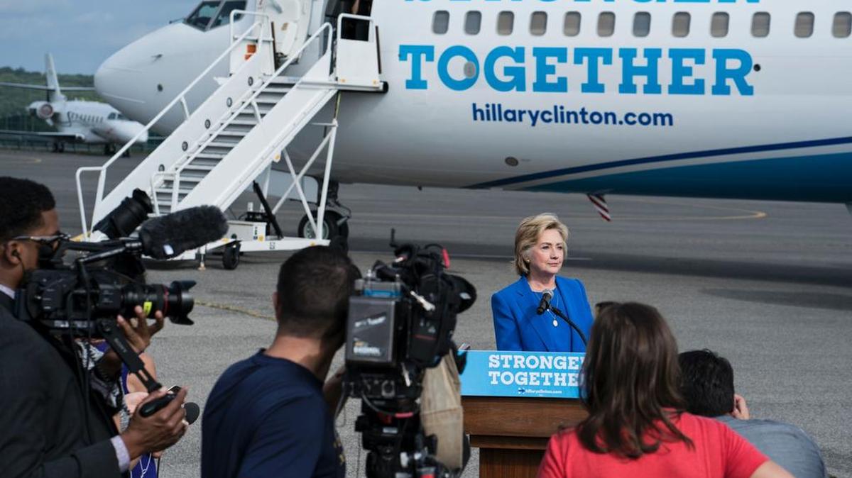 La candidata presidencial demócrata, Hillary Clinton habla con la prensa enWhite Plains, New York.