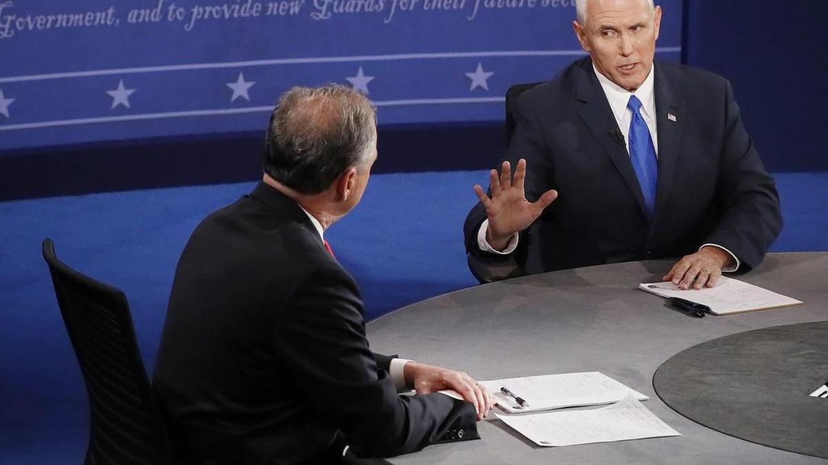 Los candidatos a la Vicepresidencia de EEUU, el republicano Mike Pence (d) y el demócrata Tim Kaine (i), participan en el único debate el martes 4 de octubre de 2016, en Farmwille.