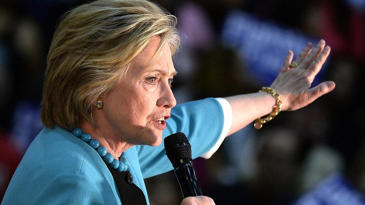 La candidata demócrata a la presidencia de Estados Unidos, Hillary Clinton, habla el jueves 5 de mayo de 2016, en un acto de campaña en Los Ángeles, California (Estados Unidos).
