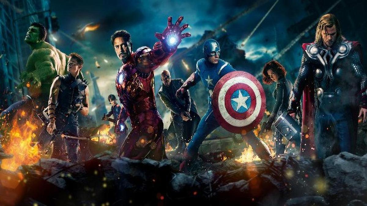 Afiche promocional de la película “The Avengers” con Robert Downey Jr. y Scarlett Johansson