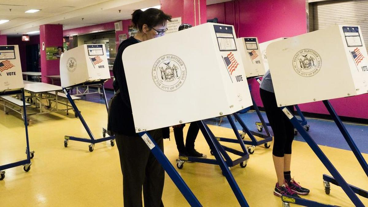 Varias mujeres votan en un colegio electoral de Brooklyn, Nueva York (Estados Unidos) hoy, 19 de abril de 2016, durante la jornada de elecciones primarias.