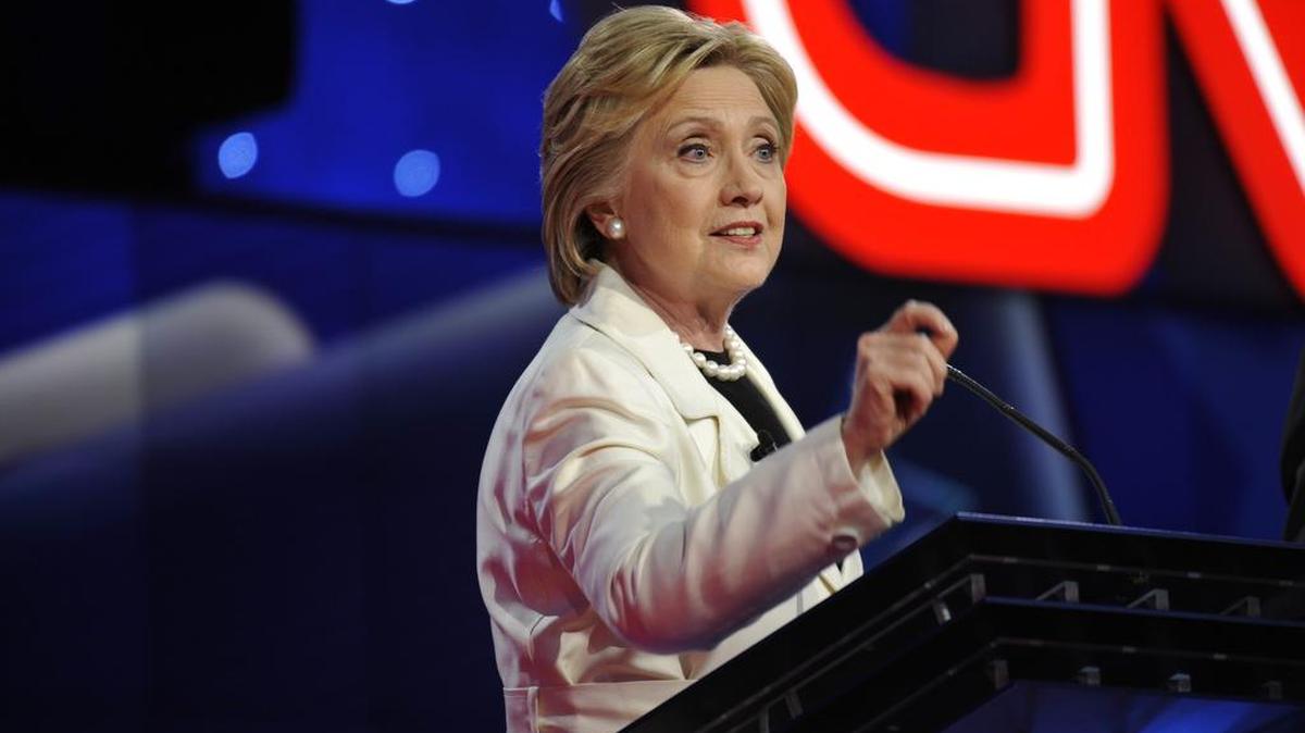 Los precandidatos demócratas Hillary Clinton y Bernie Sanders (fuera de cuadro) participan en un debate televisado el jueves 14 de abril de 2016, en Brooklyn, Nueva York .