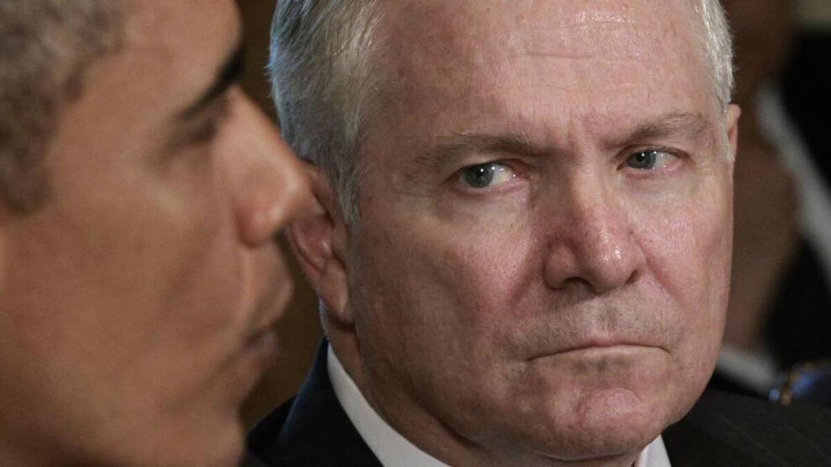 El ex secretario de Defensa de EEUU, Robert Gates, escucha al presidente Barack Obama en una foto de archivo del 22 de junio de 2010.