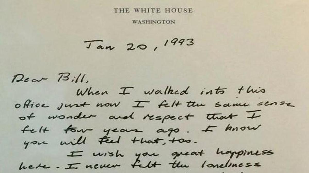La vieja carta del presidente republicano George H.W. Bush a su sucesor demócrata Bill Clinton.