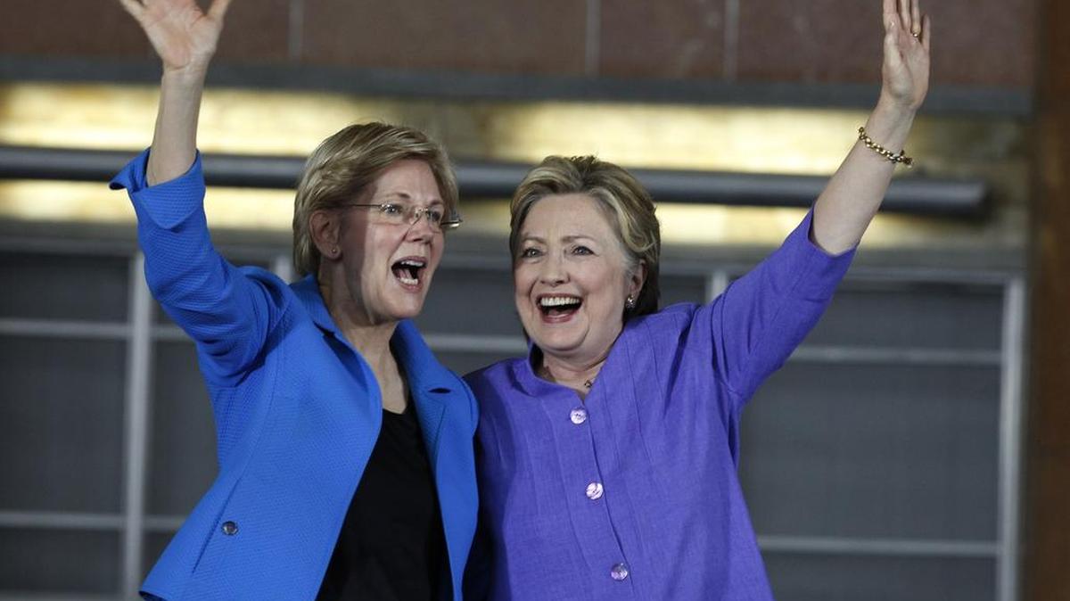La virtual candidata demócrata a la Casa Blanca, Hillary Clinton (der.), y la senadora Elizabeth Warren, saludan a la multitud durante una acto de campaña celebrado en el museo de Cincinnati, Ohio, Estados Unidos, el lunes 27 de junio de 2016.