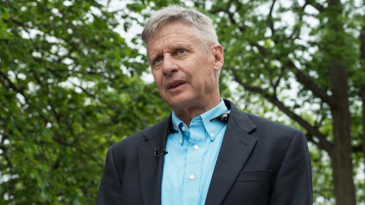 El candidato presidencial del Partido Libertario, Gary Johnson habla durante una entrevista en Washington, DC, el 9 de mayo de 2016.
