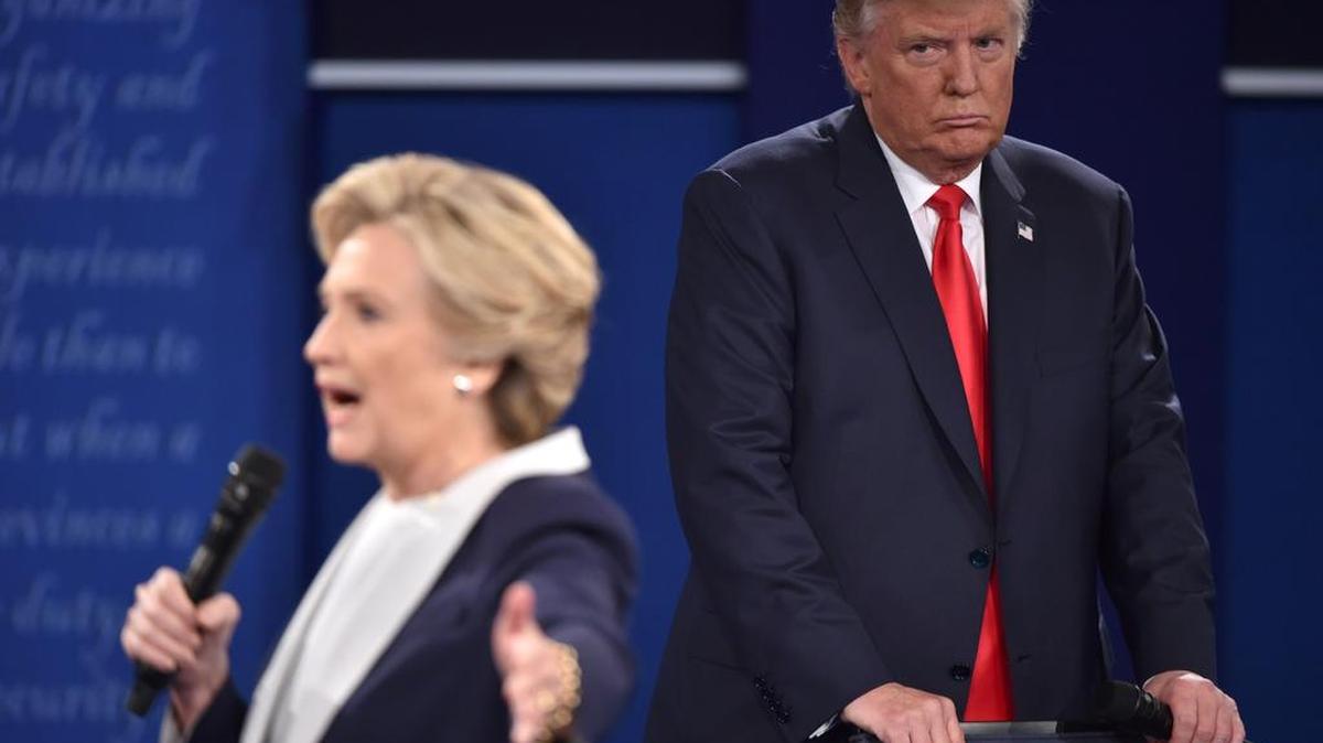 Durante el debate, Trump la miraba intensamente con el ceño fruncido, mientras ella contestaba preguntas de la audiencia.