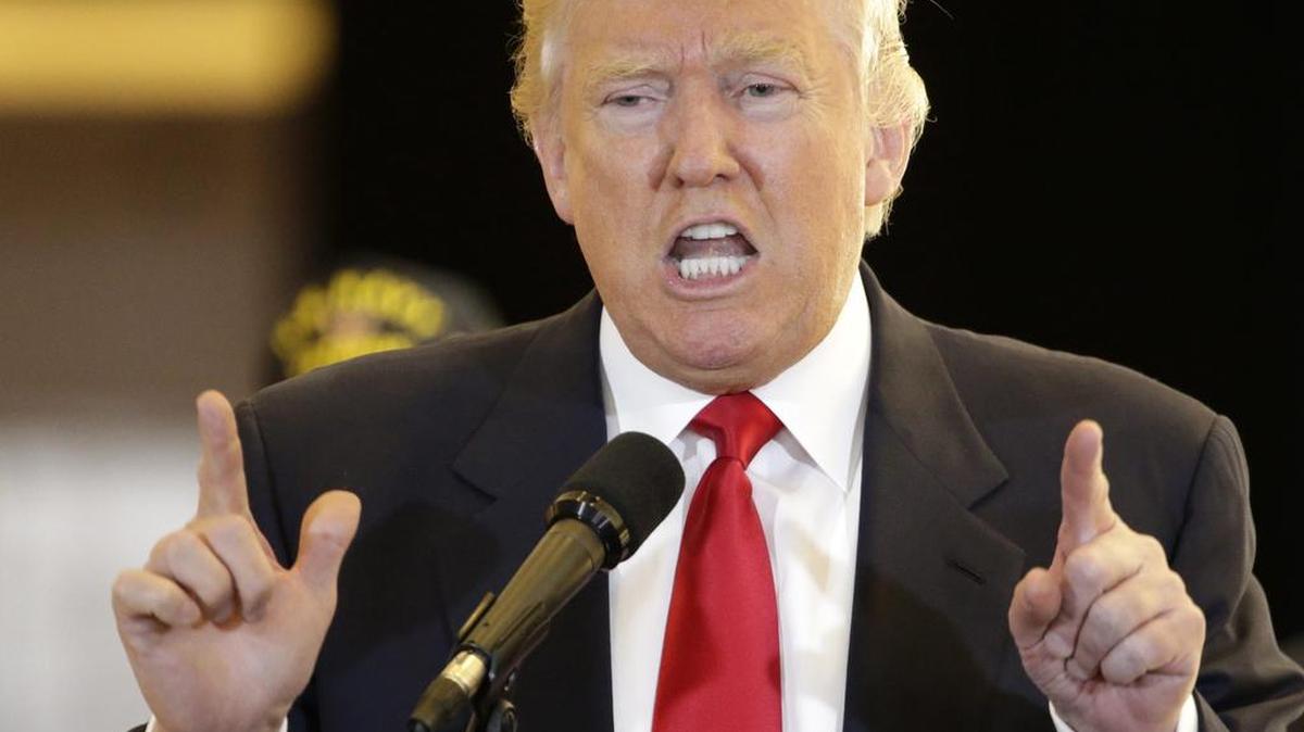 El candidato republicano a la presidencia de Estados Unidos, Donald Trump, habla el martes 31 de mayo de 2016, a sus seguidores y a medios de comunicación sobre los veteranos de guerra en el lobby de la Torre Trump en Nueva York (Estados Unidos).