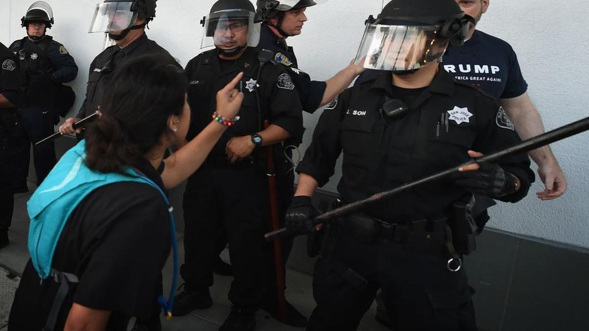 Antes del comienzo del mitin del magnate, la Policía de San José cerró las calles aledañas y desplegó agentes para evitar altercados.