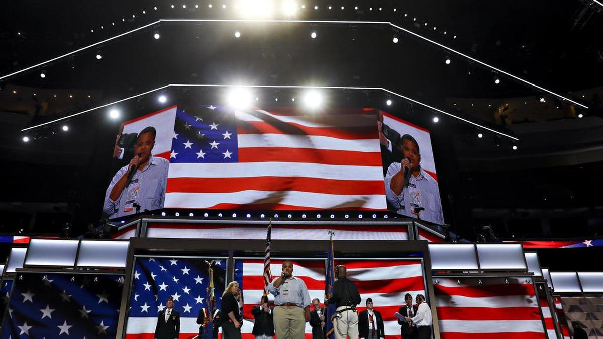 El cantante Robert Hill practica el himno nacional antes del comienzo de la Convención Demócrata el lunes en Philadelphia, Pennsylvania.