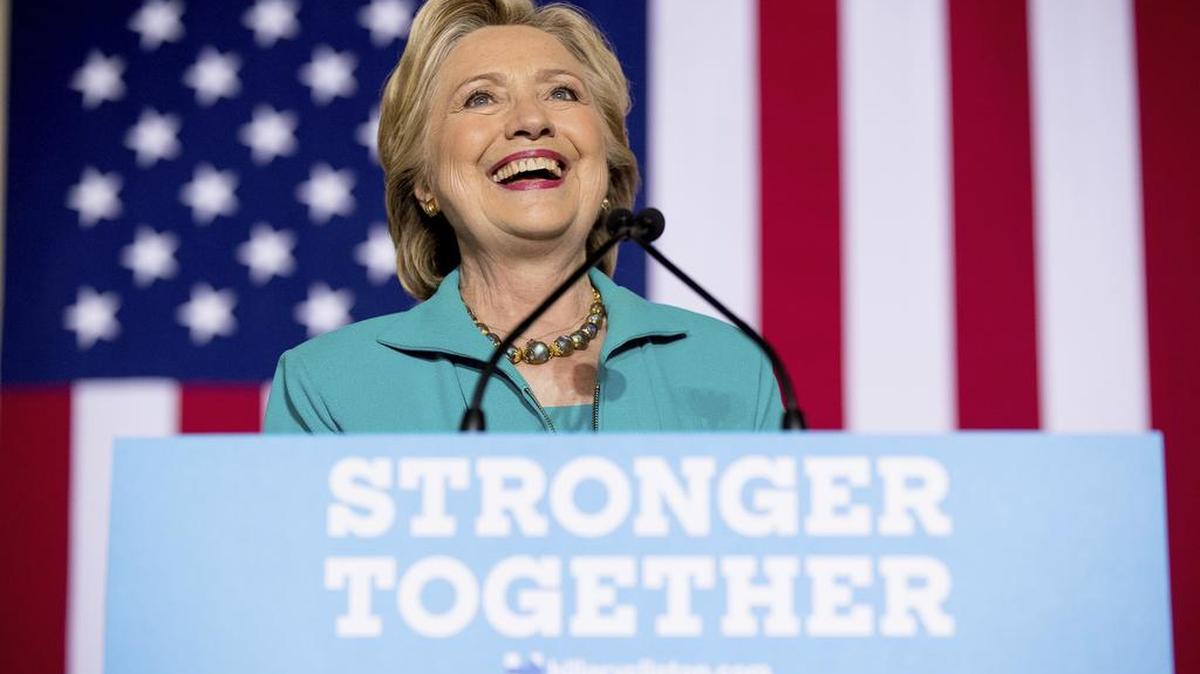 La candidata presidencial demócrata Hillary Clinton da un discurso durante un acto de campaña en Centro Comunitario Dickerson en Daytona Beach, Florida, este sábado 29 de octubre de 2016.