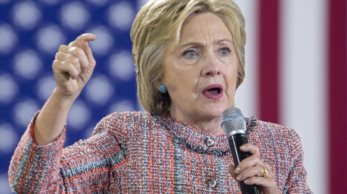 La virtual aspirante a la candidatura por el Partido Demócrata a la Casa Blanca, Hillary Clinton, habla durante un acto de campaña hoy, jueves 14 de julio 2016, en el Ernst Community Cultural Center del Northern Virginia Community College en Annandale, Virginia.