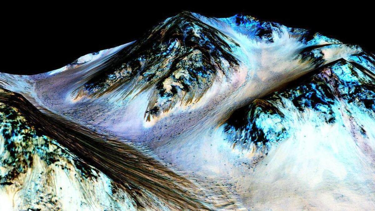 
Fotografía facilitada el 28 de septiembre de 2015 por la Agencia Espacial de Estados Unidos (NASA) que muestra cauces conocidos como surcos lineales (RSL), supuestamente formados por agua líquida en Marte.
