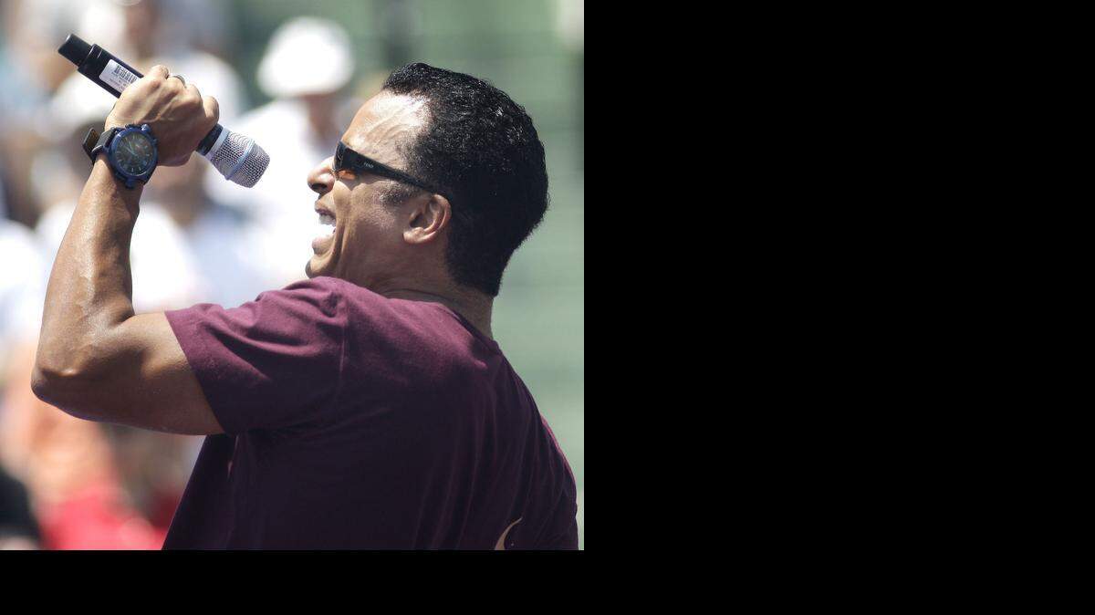 
Jon Secada canta el himno de Estados Unidos al comienzo del Torneo de Tenis Sony Ericsson en Key Biscayne. Foto de archivo.
