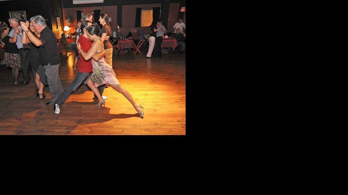 
Kayla Sheets y César Tapia bailan tango en Viernes Culturales, una fiesta callejera en la que se han incorporado nuevos sabores y ritmos de toda Latinoamérica. 
