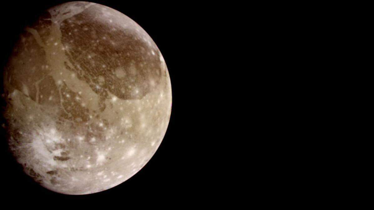 <cutline_leadin>El descubrimiento</cutline_leadin> de agua en estado líquido en la mayor luna de Júpiter abre nuevas direcciones a la investigación de vida en el Sistema Solar, dijo la NASA.