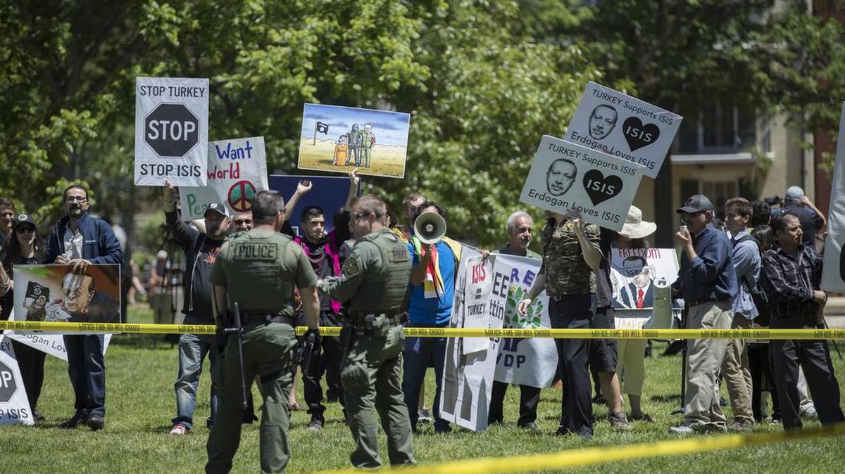Los opositores del Presidente de Turquía, Recep Tayyip Erdogan, se concentran en el Parque Lafayette para expresar su rechazo durante las reuniones entre Erdogan y el Presidente de EEUU, Donald J. Trump, en la Casa Blanca el martes 16 de mayo de 2017.