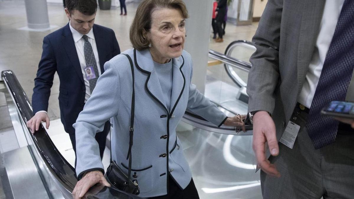 La senadora estadounidense demócrata por California Dianne Feinstein (c) habla con periodistas el jueves 11 de enero de 2018, cerca a la sede del Senado en Washington.