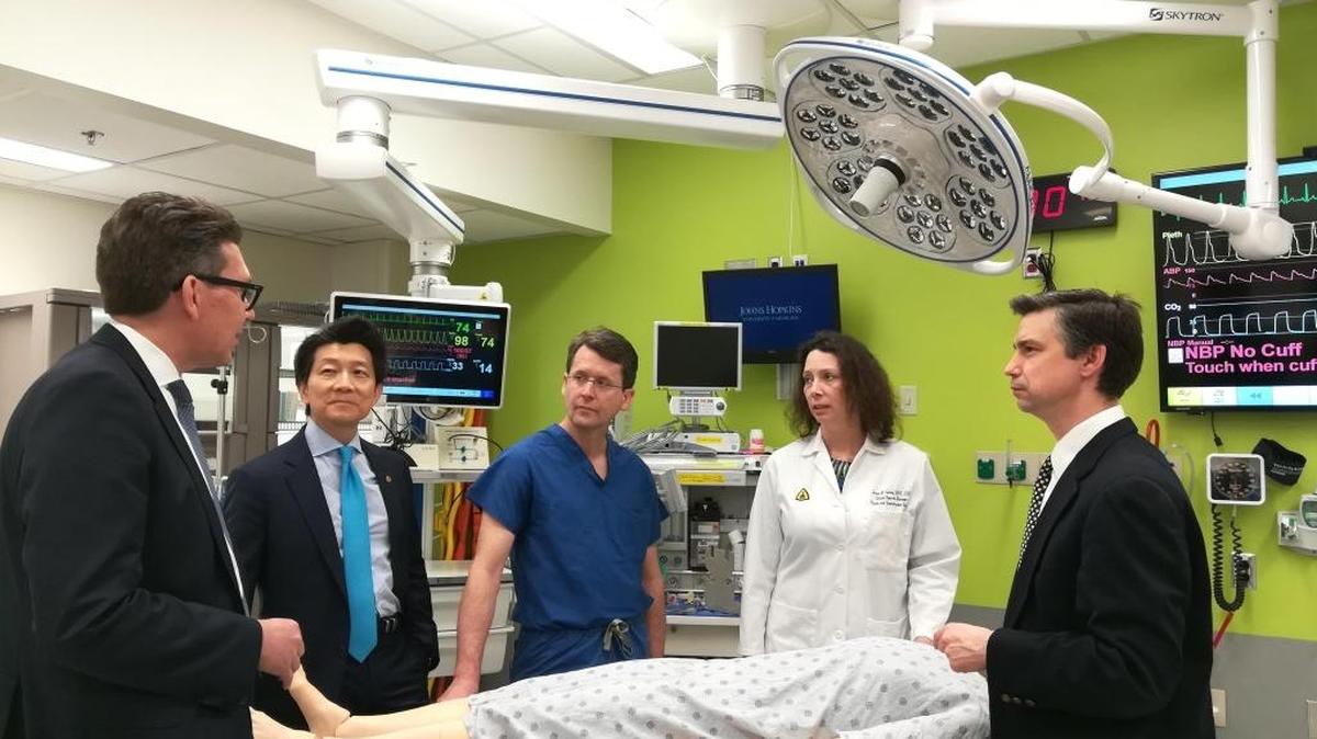 Fotografía cedida que muestra a los doctores Brandacher Gerald, Wei-Ping Andrew Lee, Richard Redett, Cerise M.C. y Damon Cooney (de izq. a der.), del equipo de la Facultad de Medicina de la Universidad Johns Hopkins con sede en Baltimore (Maryland), donde se realizó el primer trasplante de pene y escroto.