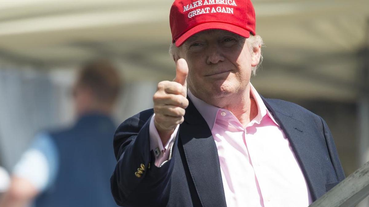 El presidente de los Estados Unidos, Donald Trump, llega al 72o Campeonato de Golf Abierto de Mujeres de Estados Unidos en el Campo de Golf Trump National en Bedminster, Nueva Jersey, el 16 de julio de 2017.