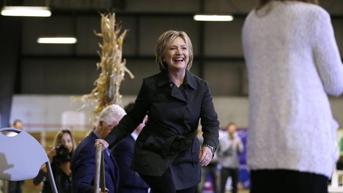 La ex secretaria de Estado pudo zafarse de los ataques de su gran rival, el senador por Vermont Bernie Sanders, y del ex gobernador de Maryland Martin O'Malley, en el segundo debate demócrata de la campaña electoral.