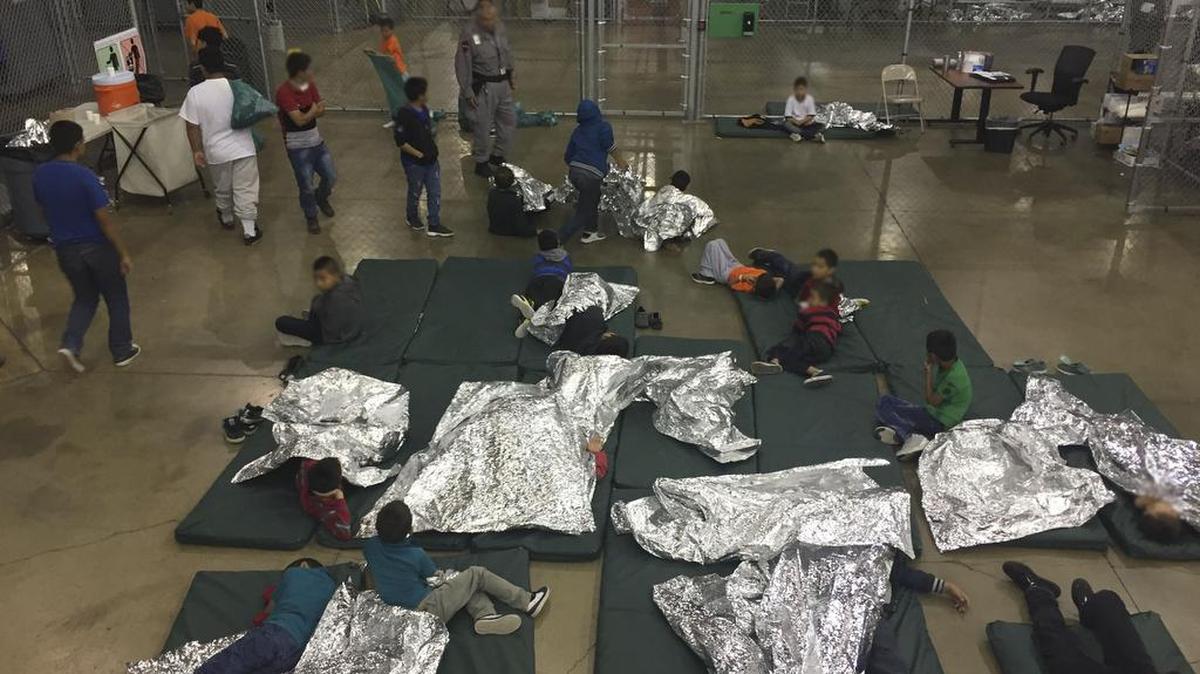 Fotografía tomada por Aduanas y Protección Fronteriza el 17 de junio de 2018, muestra a personas que cruzaron la frontera ilegalmente en el Centro de Procesamiento Central en McAllen, Texas.