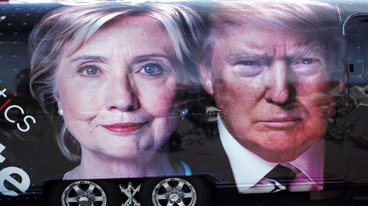 Un camion de la TV porta las imagenes de ambos candidatos por la prisidencia de EEUU frente al complejo David & Mack Sport & Exhibition Complex de Hofstra University's en Hempsted, Nueva York donde se celebrará el primero de tres debates entre los candidatos Hillary Clinton y Donald Trump.